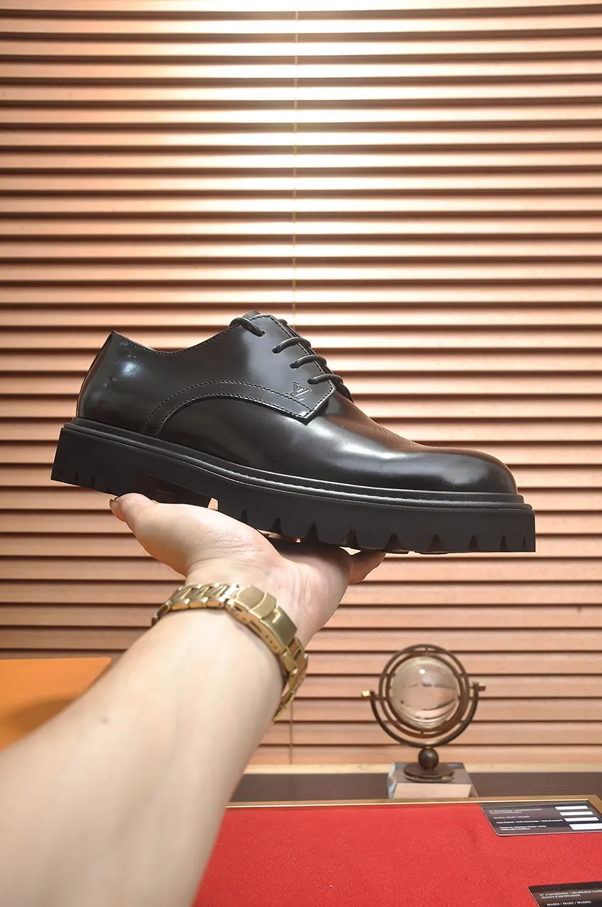 Men's men's shoes 💰640💶 [LV] (original single cowhide lining) 🍀LV's latest genuine leather business suit shoes are launched simultaneously on the official website. The first-layer cowhide imported from Italy is made of heavy gold, 💥official website 1:1 rubber outsole. Versatile to wear, high-end without losing class, and the color combination is extraordinary. This four-season style is alluring when worn on your feet, showing off your big-name flair. Standard code 38-45 (45 customized)